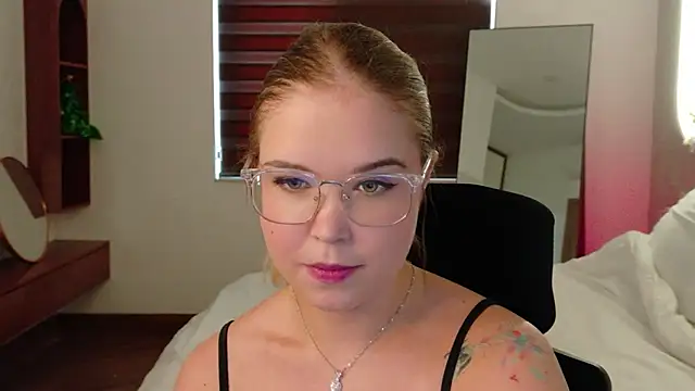 Lilith Bonheur online show from April 2026 12:08:01 AM