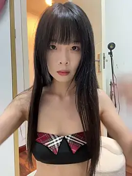 Snapshot of qiqi_x chatting on April 2026 12:43:01 PM qiqi x online show from April 2026 12:43:01 PM