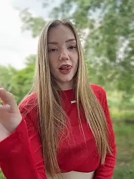 Snapshot of MilaMoone chatting on May 2026 11:26:01 AM MilaMoone online show from May 2026 11:26:01 AM