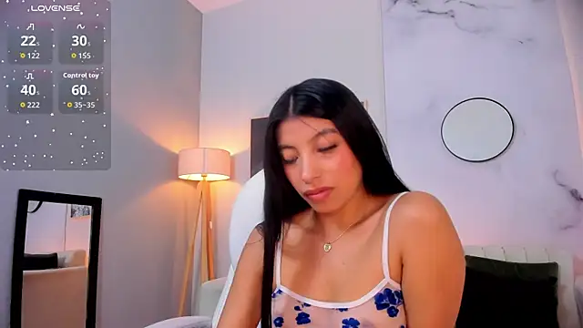 Tiffany Low online show from November 2025 01:33:02 PM