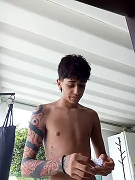 Snapshot of j_martony chatting on October 2025 04:17:02 PM j martony online show from October 2025 04:17:02 PM