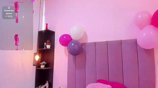 HoollyHendrix online show from November 2025 08:09:01 PM