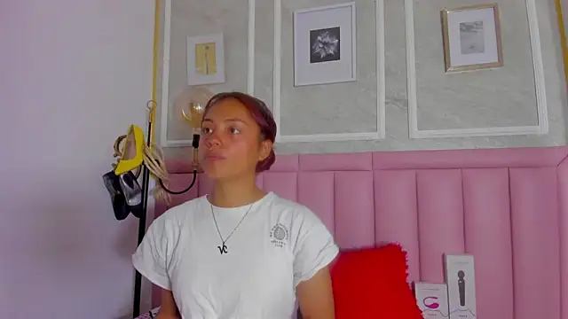 HoollyHendrix online show from February 2026 08:38:01 PM