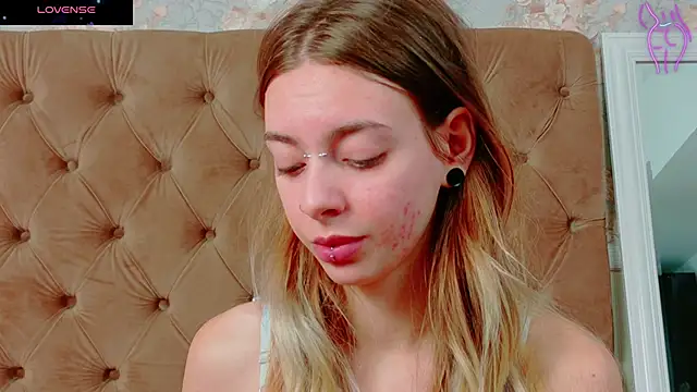 Snapshot of CoraVex chatting on October 2025 04:13:01 AM CoraVex online show from October 2025 04:13:01 AM