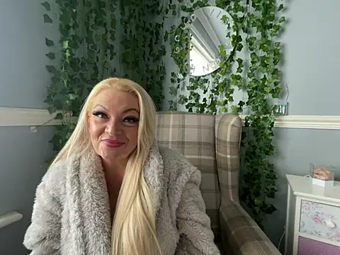 BonnyDesire online show from October 2025 01:18:01 PM