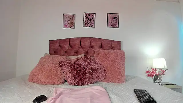 Snapshot of Pink__rose chatting on November 2025 02:10:02 AM Pink rose online show from November 2025 02:10:02 AM