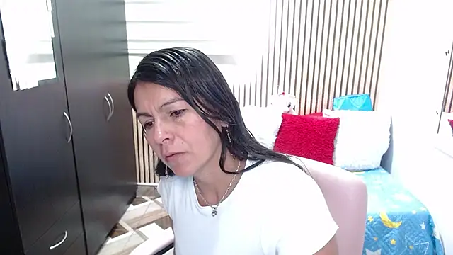 Snapshot of camilavargas_ chatting on May 2026 08:43:02 PM camilavargas online show from May 2026 08:43:02 PM