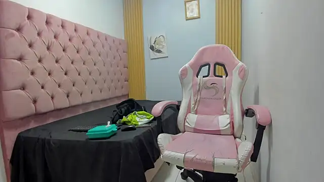 Snapshot of Naomis_35 chatting on December 2025 07:53:01 PM Naomis 35 online show from December 2025 07:53:01 PM