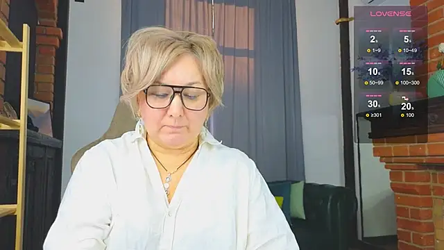 Snapshot of Marta_Wils chatting on November 2025 03:23:01 AM Marta Wils online show from November 2025 03:23:01 AM