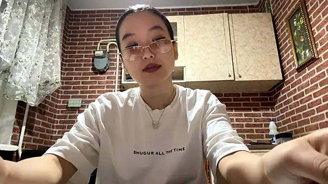 Snapshot of EmmaLeexth chatting on October 2025 02:13:01 PM EmmaLeexth online show from October 2025 02:13:01 PM