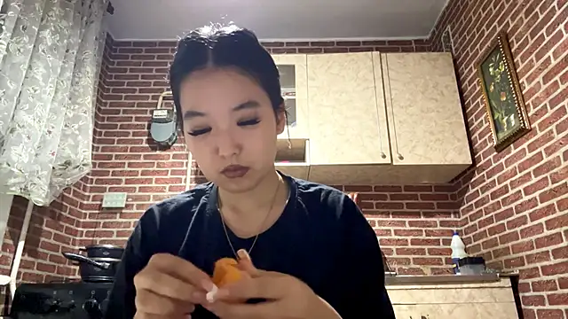 EmmaLeexth online show from November 2025 12:59:02 PM