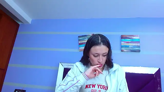 Emily Swiftt online show from November 2025 03:37:02 AM