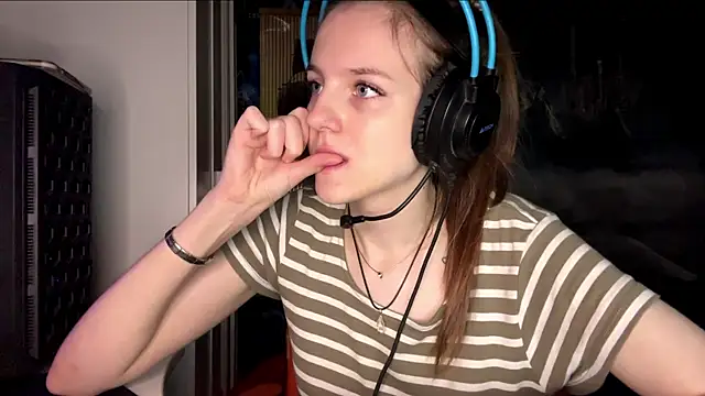 Snapshot of Elira_Breeze chatting on November 2025 01:45:01 PM Elira Breeze online show from November 2025 01:45:01 PM