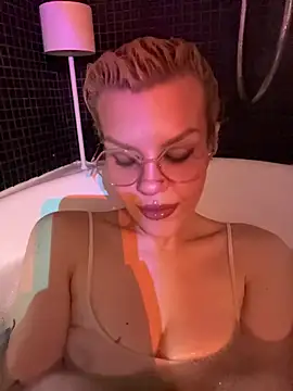 tacodeluxxxe online show from November 2025 04:18:02 PM