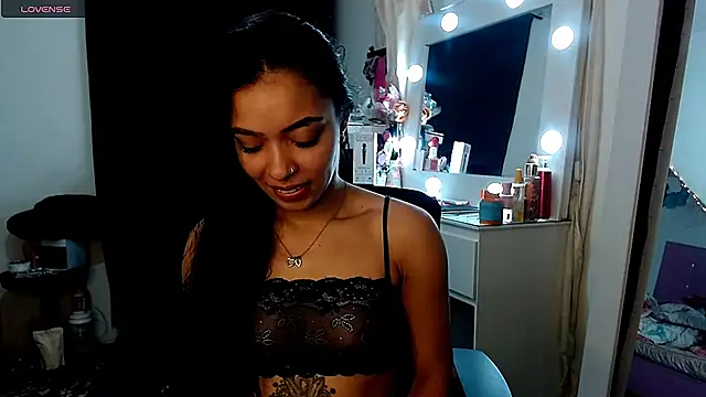 Snapshot of pocahot222 chatting on October 2025 05:35:02 PM pocahot222 online show from October 2025 05:35:02 PM