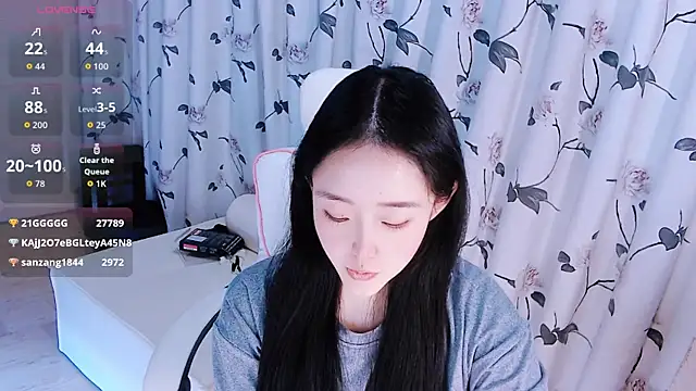 Snapshot of Niannian- chatting on November 2025 06:23:02 PM Niannian- online show from November 2025 06:23:02 PM