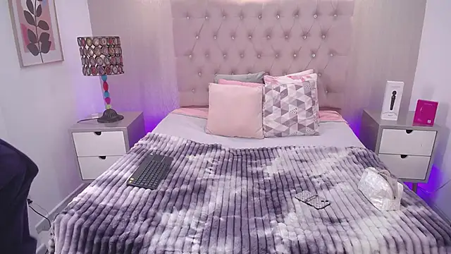 Snapshot of EmilyCley chatting on December 2025 04:32:01 AM EmilyCley online show from December 2025 04:32:01 AM