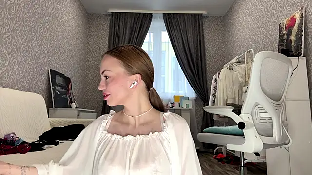 SofiaSmiles online show from October 2025 05:08:02 AM