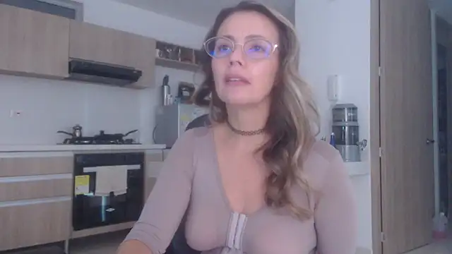 LovePaula online show from December 2025 11:47:01 AM