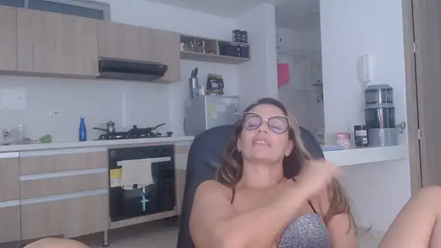 LovePaula online show from February 2026 12:45:01 PM