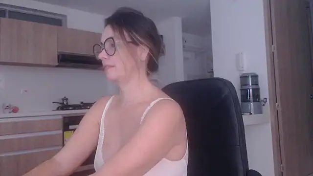 LovePaula online show from June 2026 12:27:01 AM