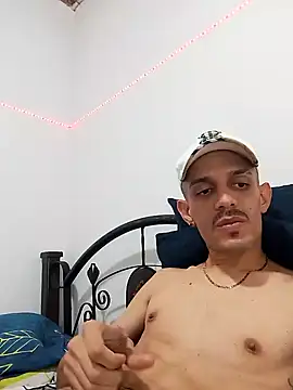 LATINO27CM online show from October 2025 06:21:01 PM