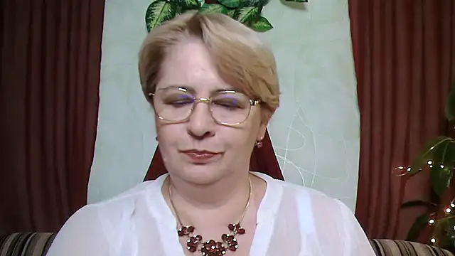 Snapshot of Selena-Velvet chatting on October 2025 12:24:02 PM Selena-Velvet online show from October 2025 12:24:02 PM