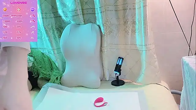 White-Lia online show from September 2025 07:52:01 PM