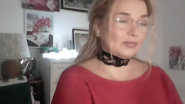 Myrienna online show from November 2025 08:19:02 PM