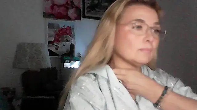 Myrienna online show from November 2025 03:14:02 PM