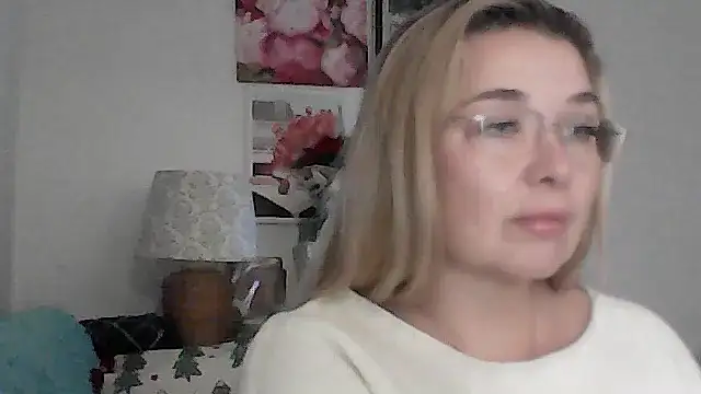 Myrienna online show from December 2025 10:48:01 PM