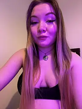 Snapshot of Amalie_Smith chatting on May 2026 05:20:02 PM Amalie Smith online show from May 2026 05:20:02 PM