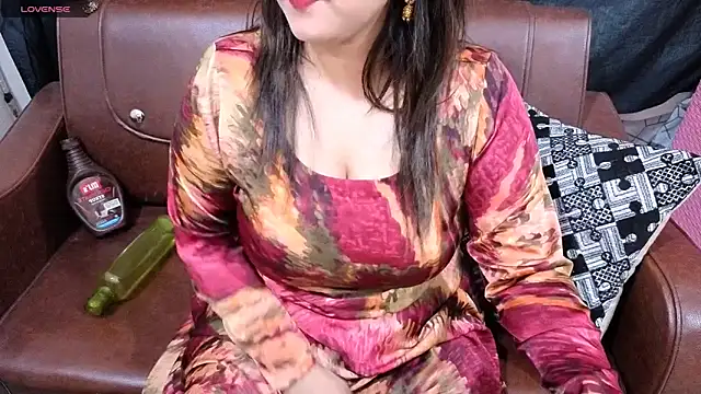 Snapshot of Sanvi-Queen chatting on December 2025 09:14:01 AM Sanvi-Queen online show from December 2025 09:14:01 AM