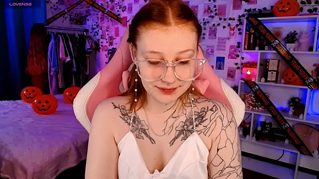 Snapshot of Ayla_Hicks chatting on October 2025 04:34:02 AM Ayla Hicks online show from October 2025 04:34:02 AM