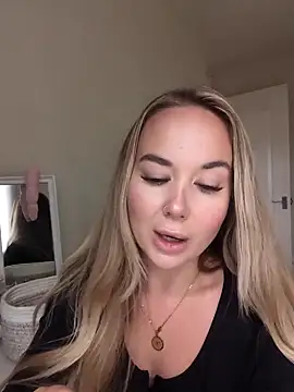 Snapshot of BarbieDolly_x chatting on September 2025 10:40:02 AM BarbieDolly x online show from September 2025 10:40:02 AM