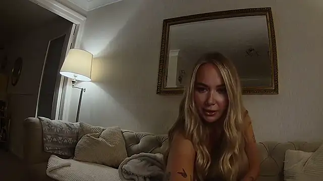 Snapshot of BarbieDolly_x chatting on September 2025 12:38:01 AM BarbieDolly x online show from September 2025 12:38:01 AM