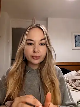 Snapshot of BarbieDolly_x chatting on November 2025 04:50:01 PM BarbieDolly x online show from November 2025 04:50:01 PM