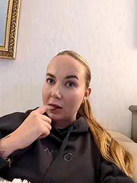 Snapshot of BarbieDolly_x chatting on November 2025 04:06:01 PM BarbieDolly x online show from November 2025 04:06:01 PM