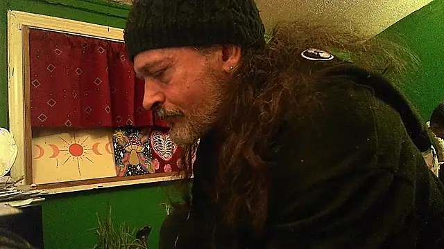 Snapshot of HippieDad333 chatting on April 2026 01:53:01 AM HippieDad333 online show from April 2026 01:53:01 AM