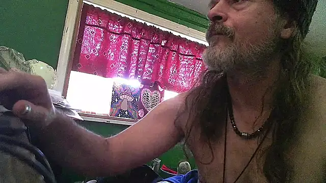 Snapshot of HippieDad333 chatting on April 2026 10:19:02 PM HippieDad333 online show from April 2026 10:19:02 PM