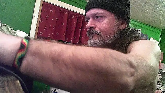 Snapshot of HippieDad333 chatting on April 2026 03:22:01 AM HippieDad333 online show from April 2026 03:22:01 AM