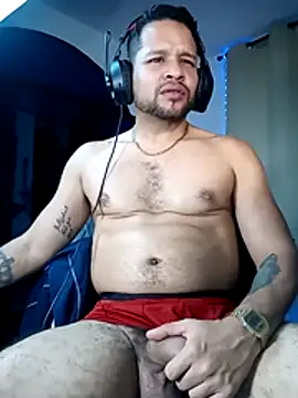 LucasGaeel online show from December 2025 01:22:02 AM