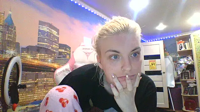 Snapshot of Veyriona chatting on June 2026 05:36:01 PM Veyriona online show from June 2026 05:36:01 PM