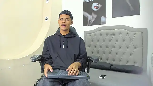 Snapshot of paull_cassidy chatting on December 2025 11:52:02 AM paull cassidy online show from December 2025 11:52:02 AM