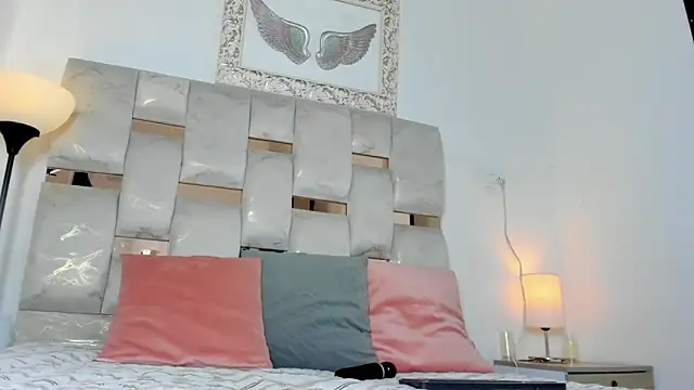 Nyra 18 online show from November 2025 02:01:01 AM