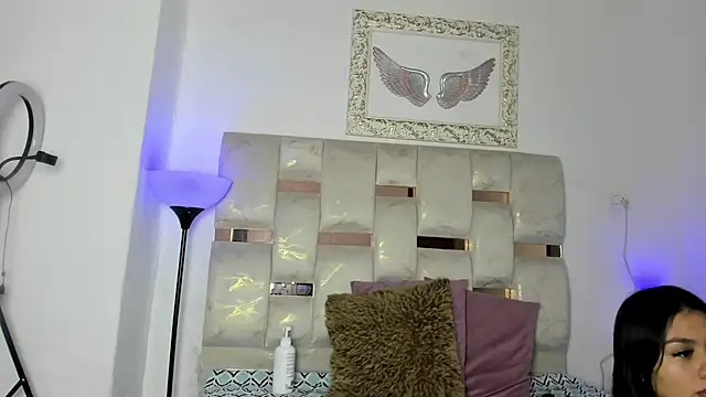 Nyra 18 online show from November 2025 01:51:02 AM