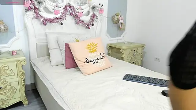 ChikiBom28 online show from December 2025 07:42:02 PM