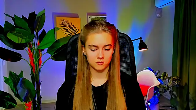 JuneWoods online show from December 2025 06:23:01 AM