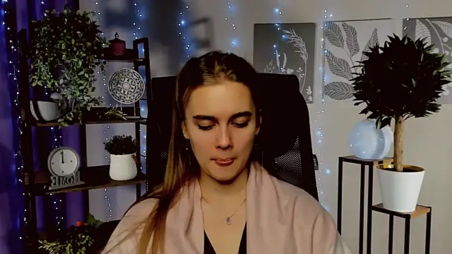 JuneWoods online show from December 2025 01:18:01 PM