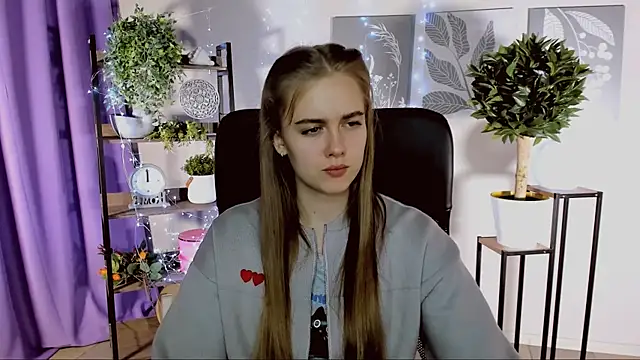 JuneWoods online show from April 2026 03:32:02 PM